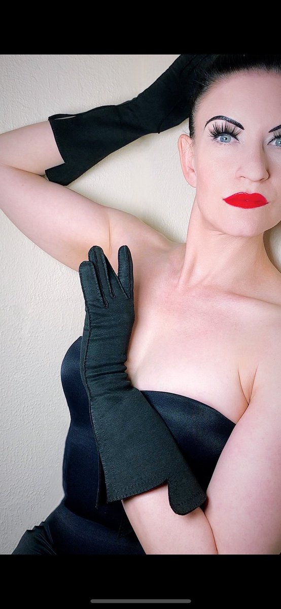 TheArtistKyla's tweet photo. ✨🖤➰💥🔪🩸#ForSale!! Vintage 1940s Black Noir #GauntletGloves! The perfect accessory for a Femme Fatale!💞

https://t.co/NU8afT3ex8

#ebay #1940s #vintageglam #vintagefashion #gloves #kylatheartist #femmefatale #blackgloves #filmnoir #vintagebeauty #vintagestyle #1940sstyle https://t.co/QED7HkpfR1