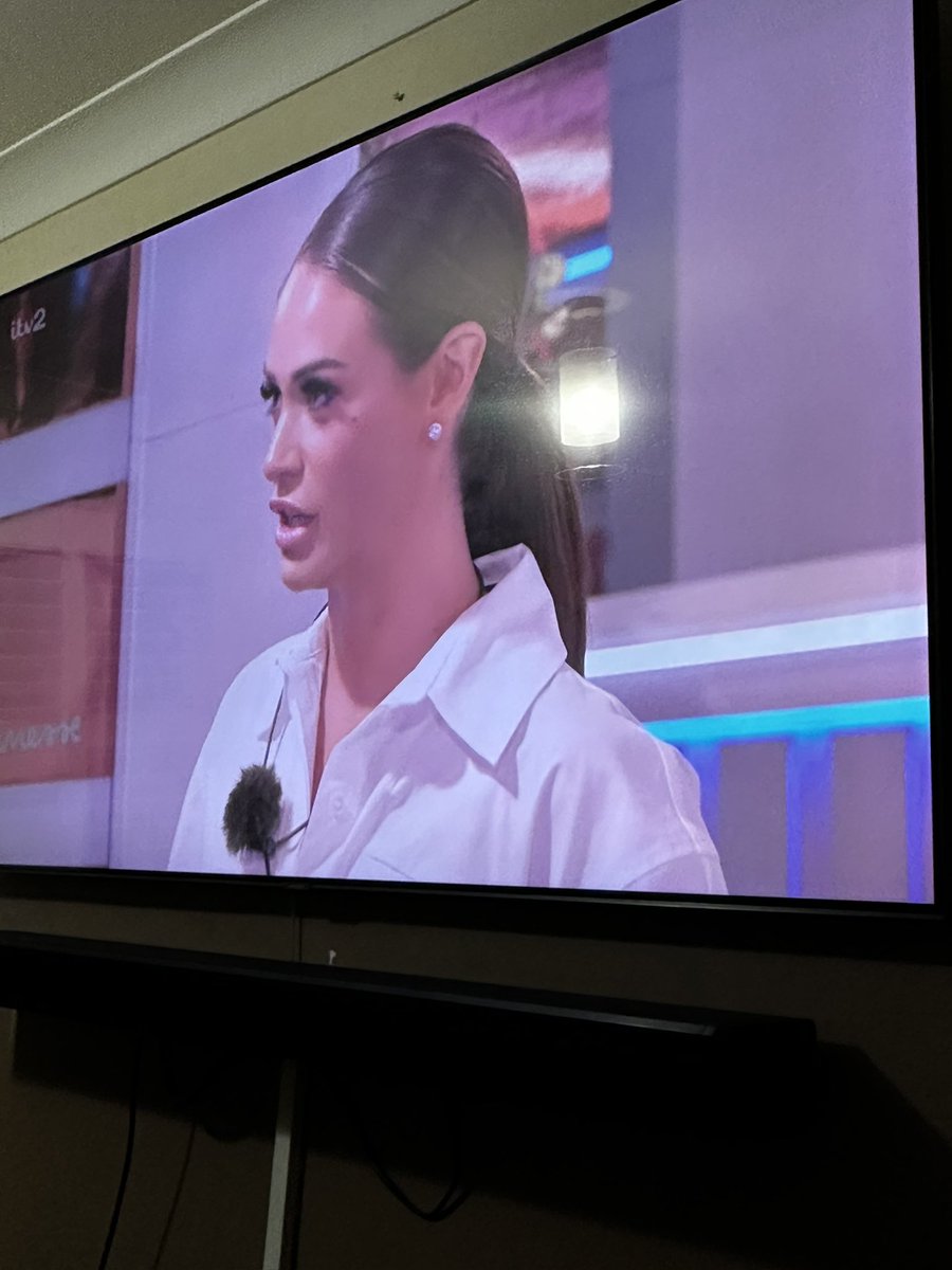 XenashB's tweet photo. This girl is not ok in the head #loveisland https://t.co/A0o64zzoZQ