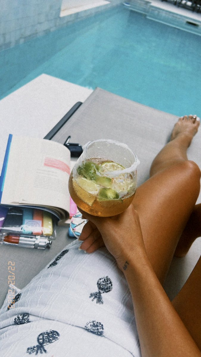 AnnaHussein's tweet image. Fiquei esperando dar 18:00 pra correr com Gabriel, mas daí acabei de decidir tomar uma com meu sogro e meu pai 🫠🤌🏼 weeeeee #focototal