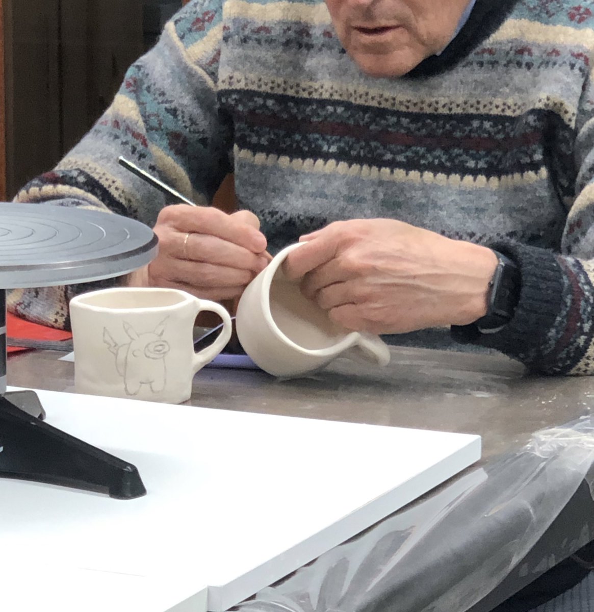 Baya__Maya's tweet photo. Muchos no lo sabéis pero soy profesora de cerámica, y hoy me he muerto de ternura, un abuelito le estaba pintando unas tazas que hizo el mismo a sus dos nietos pequeños, con dibujos de Amongus, pero de verdad, ojalá valoren esas tazas muchísimo, ese hombre es un sol https://t.co/iD5shYGL6g