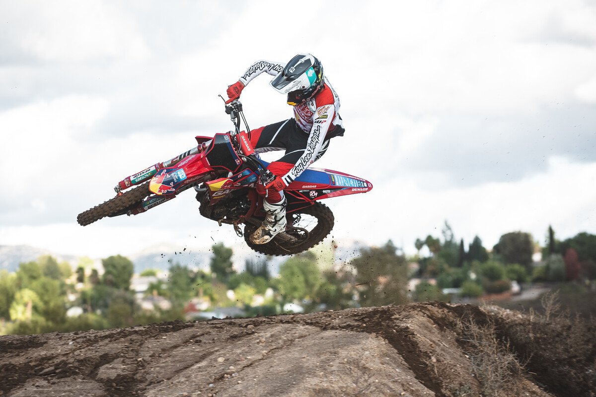 Sun_ENT's tweet photo. The GASGAS MC 250F Factory Edition motor features a new cylinder, cylinder head and piston, crankcases, and gearbox, which all work as one to make the MC 250F Factory Edition quite possibly the very best 250 cc 4-stroke motocrosser out there. #sunent https://t.co/9G9CYYH7dN