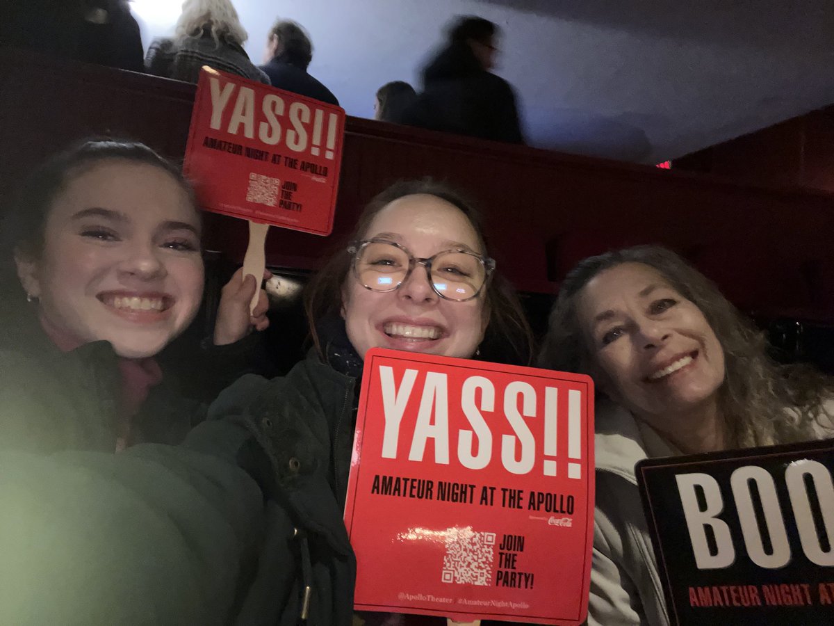 laurendowelll's tweet photo. Fun times at #amateurnightapollo ❤️ https://t.co/6wfpzyh6cM