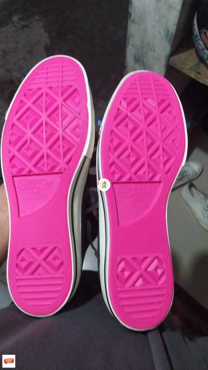 discountfess's tweet photo. /tanya gais ada yang pernah kek gini ga? Beli di online sports station tapi yang dikirim kanan semua sepatunyaa? Kira2 bakal diganti baru ga ya? https://t.co/CoTyOwvrb6