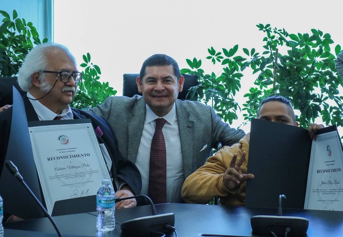 ¡Por Amor a Puebla!

Recibimos en el <a href="/senadomexicano/">Senado de México</a> a  talentosas y talentosos #Artistas y #Artesanos que nos honran con su visita.

Aproveché para entregarles un merecido reconocimiento por su incansable labor para preservar y mostrar la cultura mexicana al mundo.