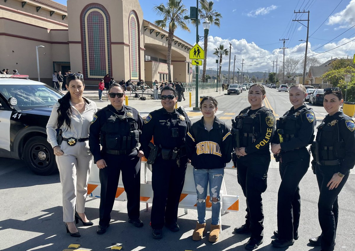 WHS_JGregorio's tweet photo. Watsonville PD & the Female Officers of WPD giving OUR WILDCAT Danisha Nunez-Gomez a great send off to the California State Wrestling Championships @ Bakersfield State @WHSWildcatz @PajaroValleyUSD @AguerriaLisa @mlrod32 @jmreyes831 @KSBWDrea @ksbw @KION546 @WatsonvillePD https://t.co/Q49oqCMDtI