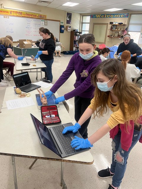 Leslie ATC Health Science Students dissecting pigs for HCTCS Bio 139.