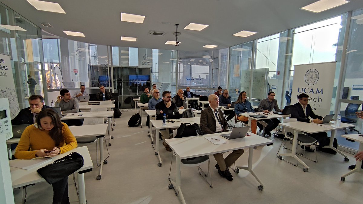 HitechUCAM's tweet photo. Hoy las startups participantes de #UCAMflow han tenido jornada intensiva con Pablo Fdez-Ortega enseñando @PDA_hrtech y Sandra Pérez.

Y por la tarde, reuniones con investigadores de @UCAMInnovacion y propuestas de colaboración.

Somos #UCAMHiTechies https://t.co/m7wF7AktIF