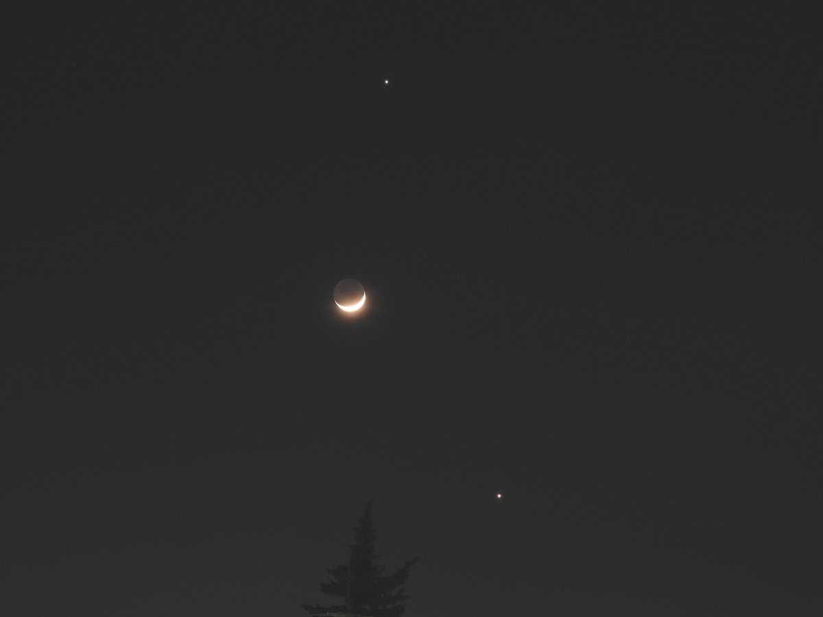 etnaboris's tweet photo. The Moon dances with Jupiter and Venus at nightfall on 22 February 2023. A sublime constellation, one of the most beautiful I've ever seen. Views from home looking toward west. https://t.co/XyDsWj5UiG