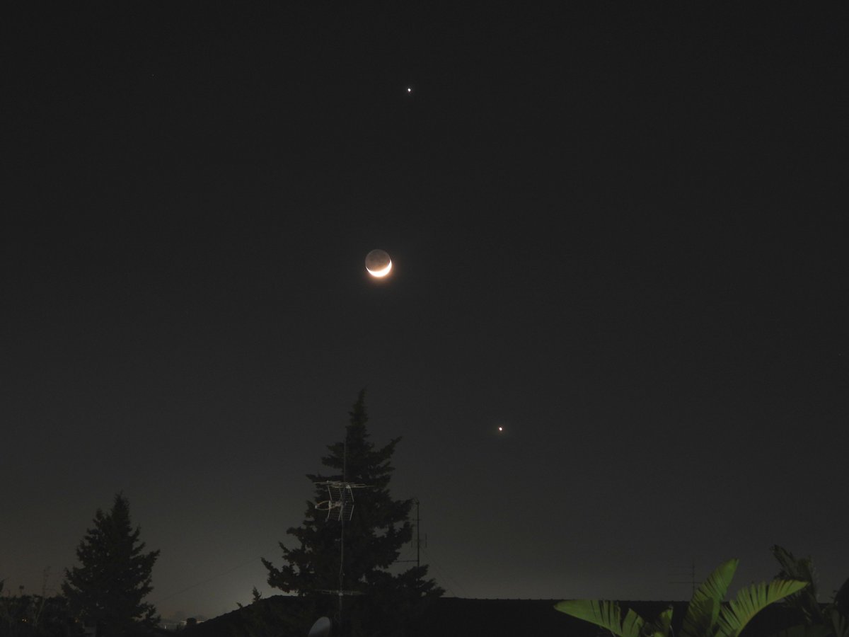 etnaboris's tweet photo. The Moon dances with Jupiter and Venus at nightfall on 22 February 2023. A sublime constellation, one of the most beautiful I've ever seen. Views from home looking toward west. https://t.co/XyDsWj5UiG