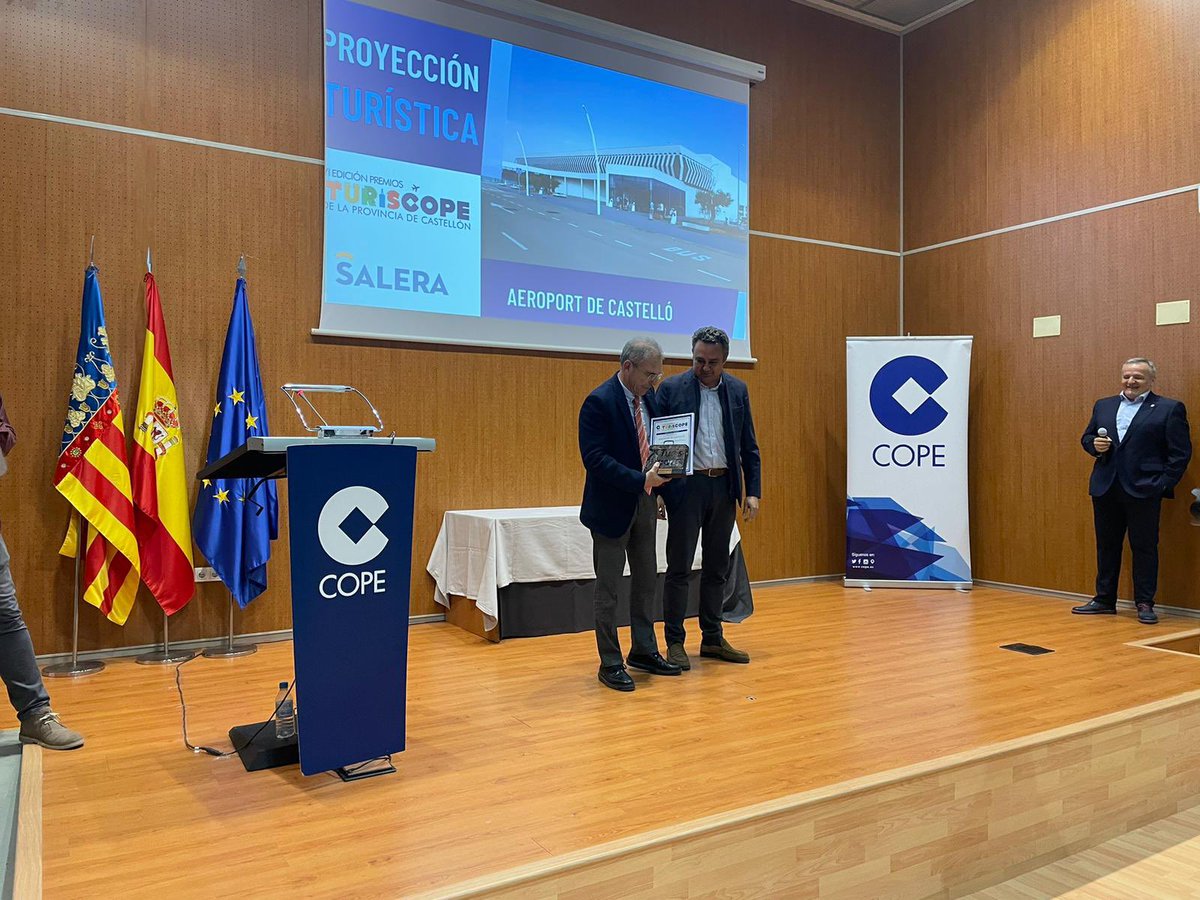 Aerocastello's tweet photo. 🏆 El Aeropuerto de Castellón ha recibido hoy uno de los premios que concede @copecastellon por su contribución a la proyección turística de la provincia.
Gracias por el reconocimiento 🙏
#TurisCopeCS https://t.co/dd7tIIIyHo