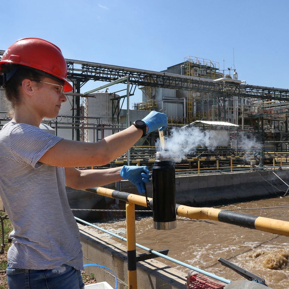 La bacteria 𝘊𝘢𝘯𝘥𝘪𝘥𝘢𝘵𝘶𝘴 𝘈𝘤𝘤𝘶𝘮𝘶𝘭𝘪𝘣𝘢𝘤𝘵𝘦𝘳 podría solucionar parte de los inconvenientes presentes en la eliminación de fósforo de aguas residuales. 😃🙌🧫Abrimos 🧵1/7
#investigación #CienciaMEC 
#research #microbiology #SomosMEC