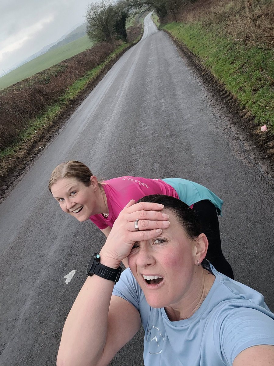 Runningcircles_'s tweet image. Before &amp;amp; after Hill reps this morning 😅

Laura was one of my coached athletes from last year, so it was nice to catch up and run up and down a bit!

#runcoach #hillreps #trainingplan