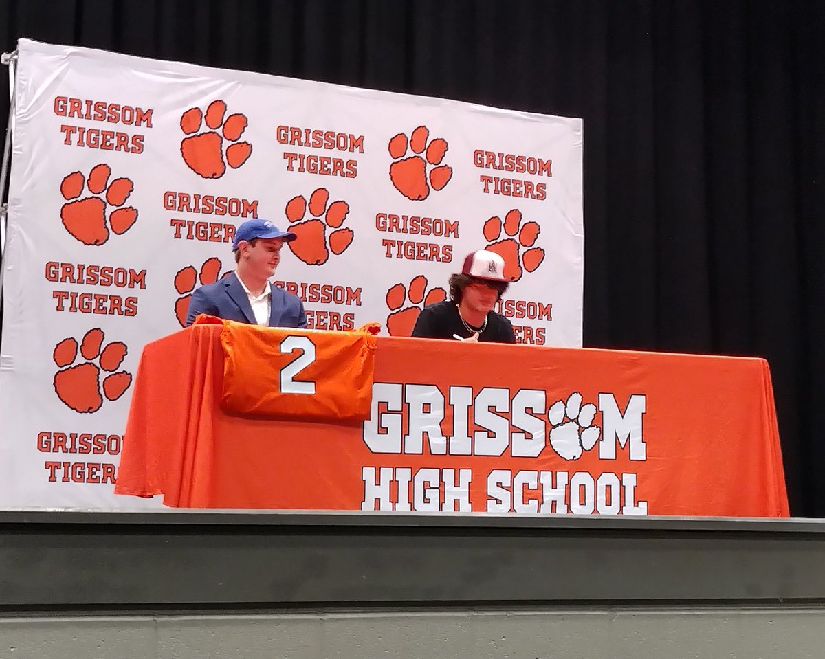 anthonymack1117's tweet photo. Done deal 🖋️ I am officially a Bulldog. #bdn Thank you for the opportunity @KIENUS49 @CoachAGoggans 

@FCSNationRadio1 @LightOnSports @CoachPerrone @RduttonRich @GrissomRecruits @DmvSportsLive6 @DownSouthFb1 @TopPreps @PrepRedzoneAL @HallTechSports1 @AL7AFootball @GrissomTigers https://t.co/enPBO3v7ci