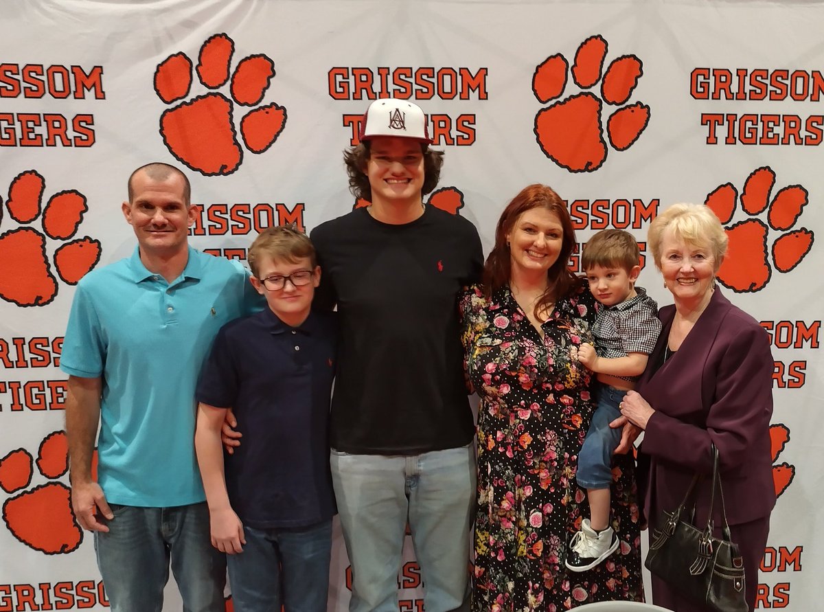 anthonymack1117's tweet photo. Done deal 🖋️ I am officially a Bulldog. #bdn Thank you for the opportunity @KIENUS49 @CoachAGoggans 

@FCSNationRadio1 @LightOnSports @CoachPerrone @RduttonRich @GrissomRecruits @DmvSportsLive6 @DownSouthFb1 @TopPreps @PrepRedzoneAL @HallTechSports1 @AL7AFootball @GrissomTigers https://t.co/enPBO3v7ci