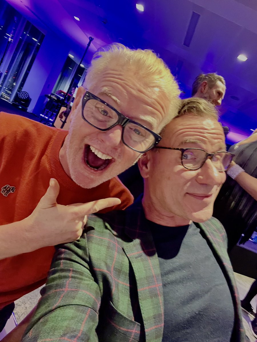 @tartanbigbird as always a privilege pal to support you and yours and <a href="/ButtleUK/">Buttle UK</a> tonight showing support for all in kinship caring with .<a href="/achrisevans/">Chris Evans</a> &amp; <a href="/GaryBarlow/">Gary Barlow</a> #chancesforchildren