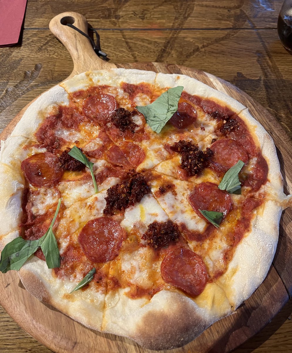 CCtech_x's tweet photo. In office days 🤝 squad lunch 🍕#LifeAtSky #SportsWeb https://t.co/hNuOZNxmrc