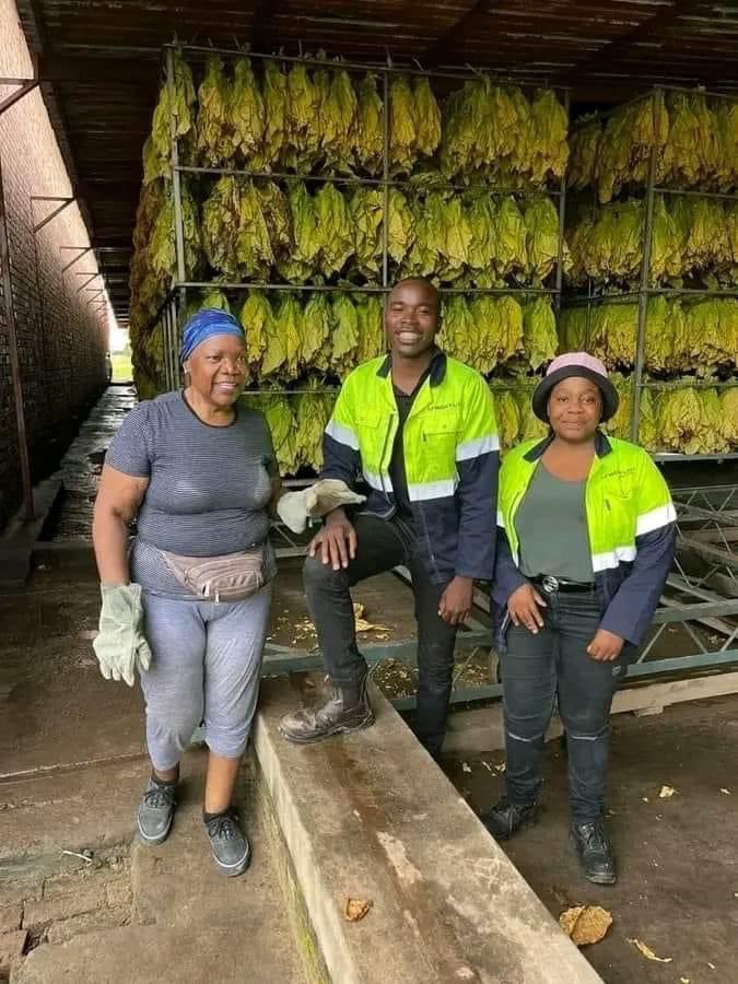 LynneStactia's tweet photo. Former VP Amai Joyce Teurai-Ropa Mujuru …. Aayas Shiri inozongofa https://t.co/UG4V8PIMdI