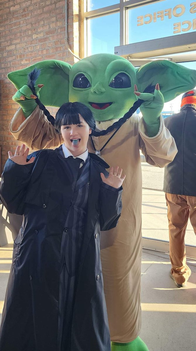 SamiMiniCosplay's tweet photo. Oops! @wednesdayaddams snuck one of #Grogu macaroons at #NWIcomiccon! 💙💚🖤 #Wednesdayvibe #wednesdayaddams #starwars #TheMandalorian @NwiComicCon https://t.co/A0RnzCCcfa