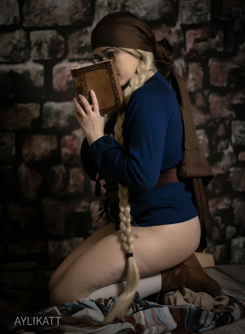 New set just dropped! What do you think she's reading? https://t.co/MhbhtQ2wiM<a href="/tag/soon"class="tags"><span>#soon</span></a>