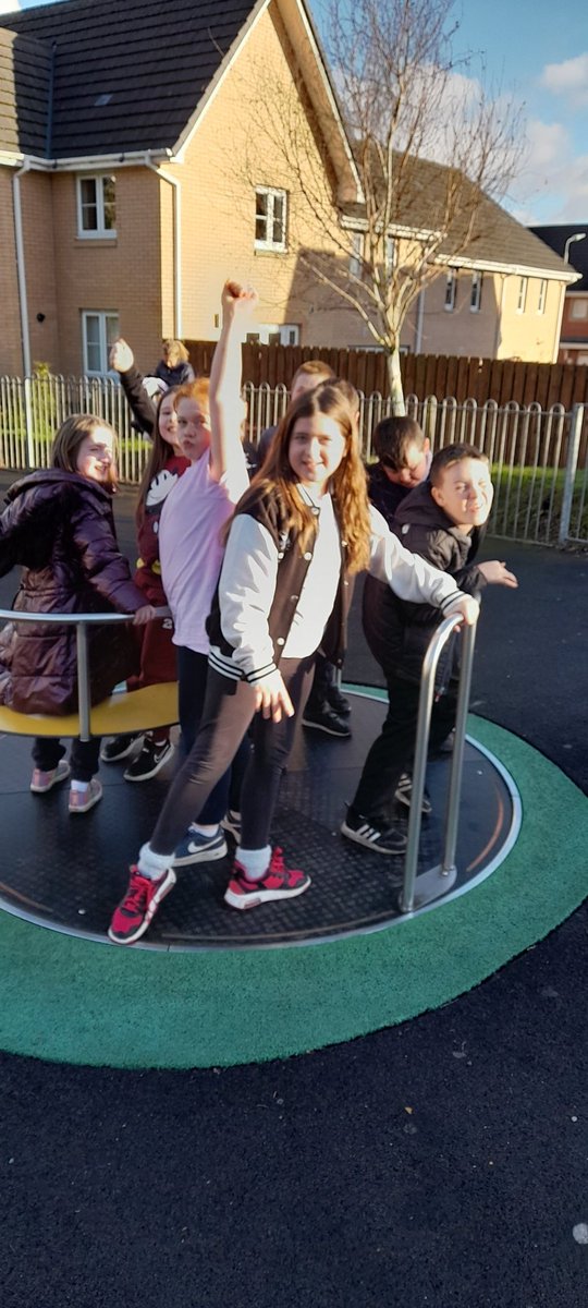 ywpamela's tweet photo. Clydebank mini's out in force! 
@Lachlanysortit @GillianYsortit @LyndseyYsi @nick_ysortit @Amygibsonyw @AllisonYSortIt 
Wednesday kids are full of energy so we took advantage of the sunshine 😊
Can't wait to spend the summer with this lot 🔆😎☀️🌞 @ysortit @WDCouncil https://t.co/ZkxCAjP1we
