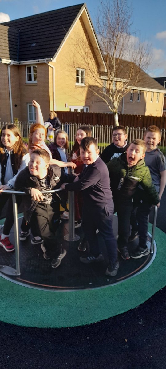 ywpamela's tweet photo. Clydebank mini's out in force! 
@Lachlanysortit @GillianYsortit @LyndseyYsi @nick_ysortit @Amygibsonyw @AllisonYSortIt 
Wednesday kids are full of energy so we took advantage of the sunshine 😊
Can't wait to spend the summer with this lot 🔆😎☀️🌞 @ysortit @WDCouncil https://t.co/ZkxCAjP1we
