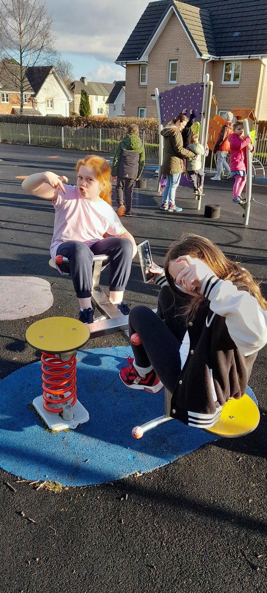 ywpamela's tweet photo. Clydebank mini's out in force! 
@Lachlanysortit @GillianYsortit @LyndseyYsi @nick_ysortit @Amygibsonyw @AllisonYSortIt 
Wednesday kids are full of energy so we took advantage of the sunshine 😊
Can't wait to spend the summer with this lot 🔆😎☀️🌞 @ysortit @WDCouncil https://t.co/ZkxCAjP1we