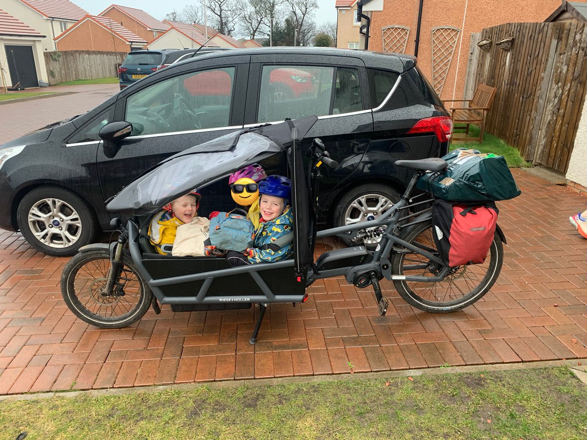 Our neighbour needed a lift to school. Can’t actually fit 3 car seats in the back of our wee car so no choice but to use the #cargobike. Can’t believe people suggest families can cope with only a car! <a href="/cargobikemovmnt/">Cargo Bike Movement</a> <a href="/SpokesLothian/">Spokes CycleCampaign</a> <a href="/CarryShitOlympx/">CarryShitOlympics</a> @riesemuller