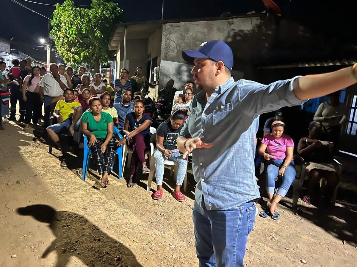 EdubaBca's tweet photo. Hicimos presencia en el barrio Altos de Israel, para socializar con la comunidad, los requisitos y procesos para su futura titulación.

@alfonsoeljach @alcaldiabarranc @emelharnache https://t.co/WrUJZGsLee