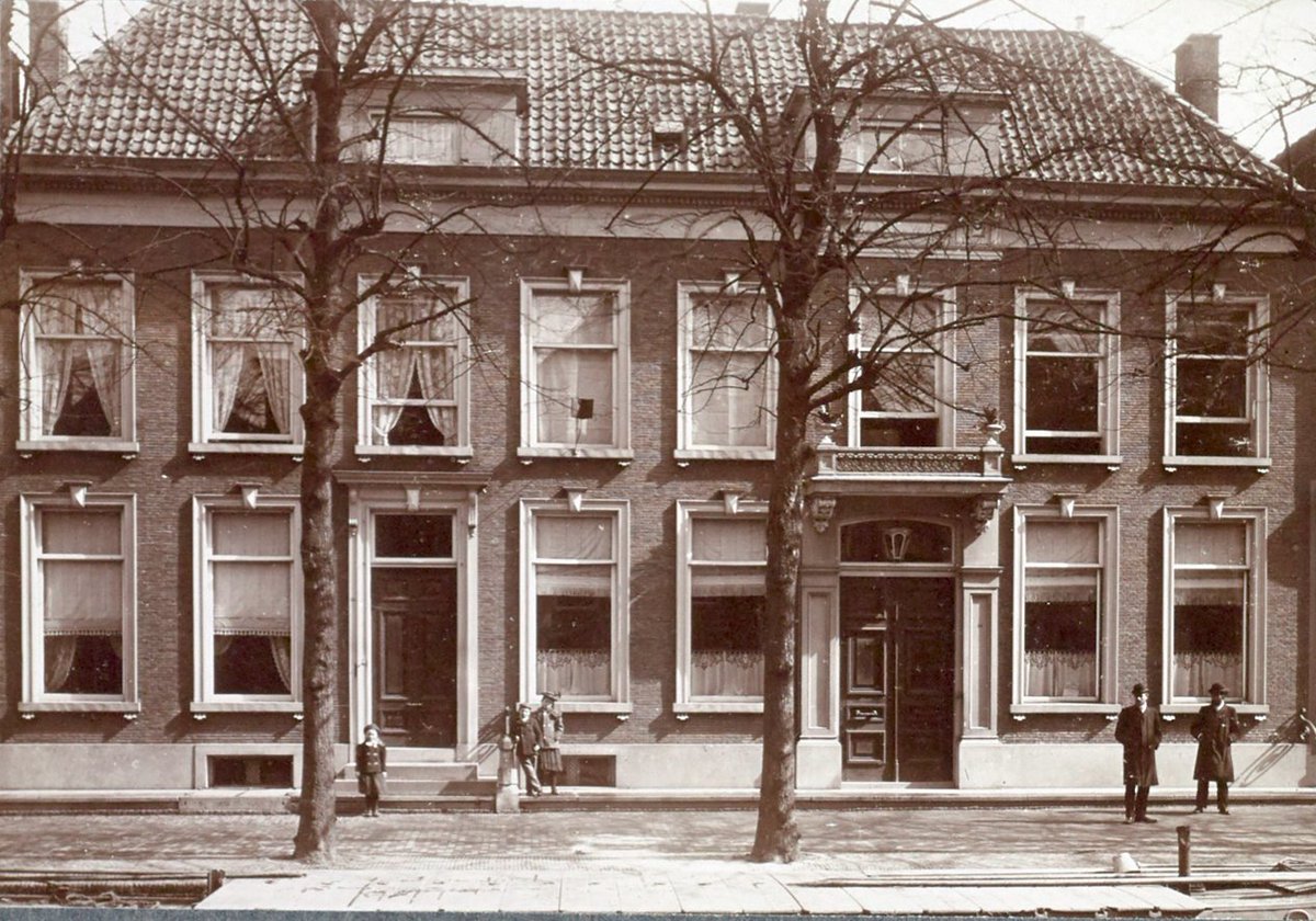 Nieuw op onze site: Koornmarkt 20. Achter de grote gemeenschappelijke gevel gaan 2 voormalige brouwerijen schuil: 'Den Witten Eenhoorn' en 'De Halve Maen mette Croon’. De gevel werd in de 19e eeuw  gebouwd door lakenfabrikanten Maas Geesteranus. Zie bit.ly/3XZfkOm