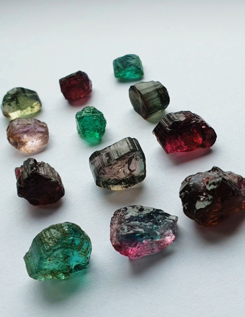 Breathtaking Multi colour Facet Rough Natural Tourmalines lot from Serra Branca mine, Paraíba, Brazil.

Sold out 🙏

#yaqoobgems #finejewelry #coloredstones #阿富汗碧玺 #yellowsapphire #highjewelry #gemstonesjewelry #loosegemstones #greentourmaline #addmorecolortoyourlife