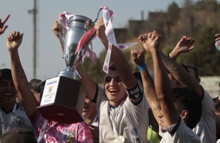 NAVALTOONS's tweet photo. NAVAL CAMPEÓN del "OCTOGONAL del BIO BIO 2023".
DERROTÓ por 4 GOLES a CERO a LOTA SCHWAGER en el ESTADIO "RAMON UNZAGA" de TALCAHUANO. https://t.co/wxZ14eiZ1R