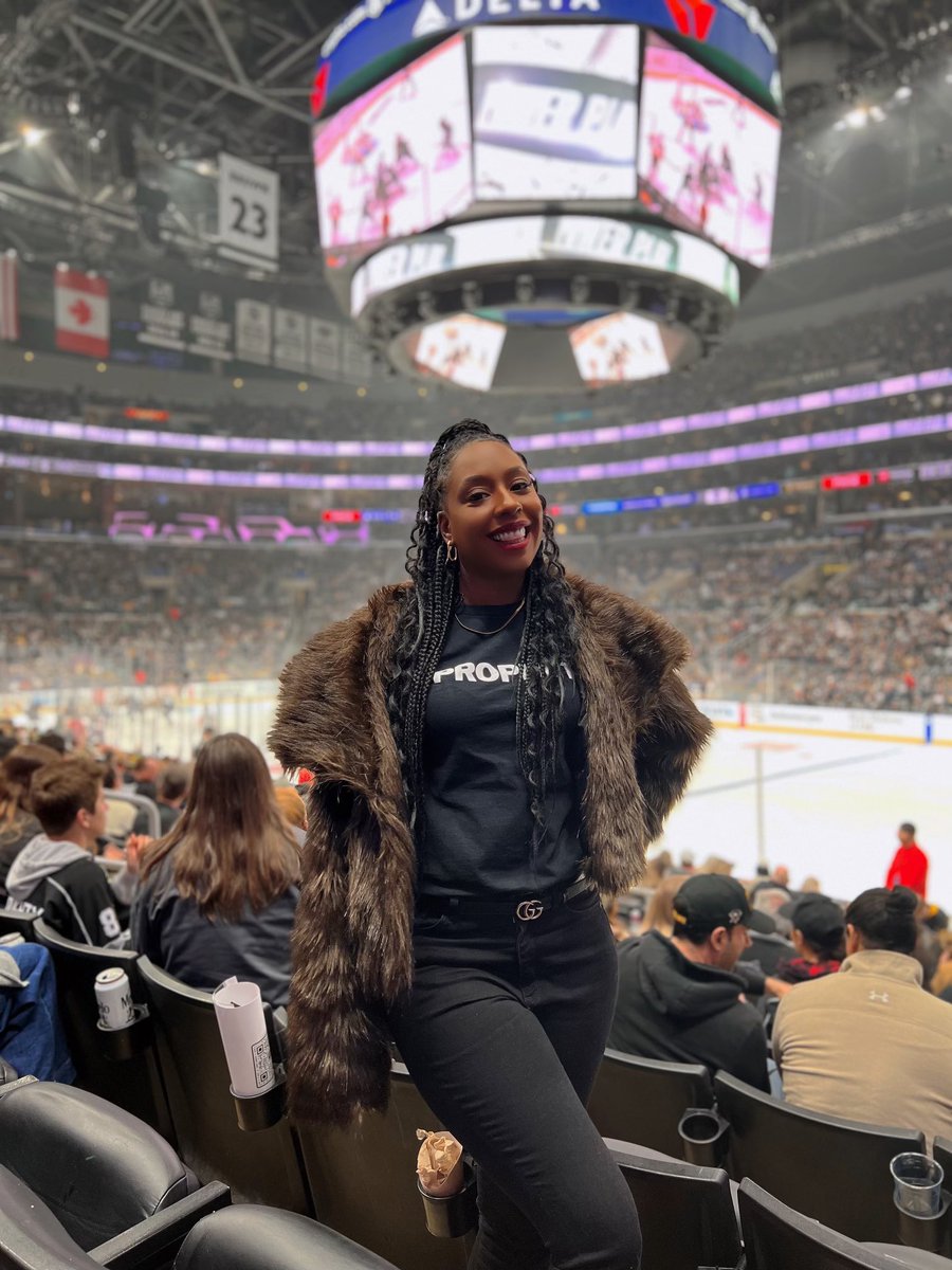 JeroslynDiva08's tweet photo. Love Me or Leave Me Be 💯
#MayaWinston x #RonaldDraperArt
I’ve become quite the @lakings fan thanks to @alaska 🏒 🆙
#GoGetter #FierceAndFocused #Journalist #Influencer #BlackGirlJoy #BlackGirlMagic #BeBold #StandOut #MakeAStatement #LA #LALifestyle https://t.co/ezYsyylz6h