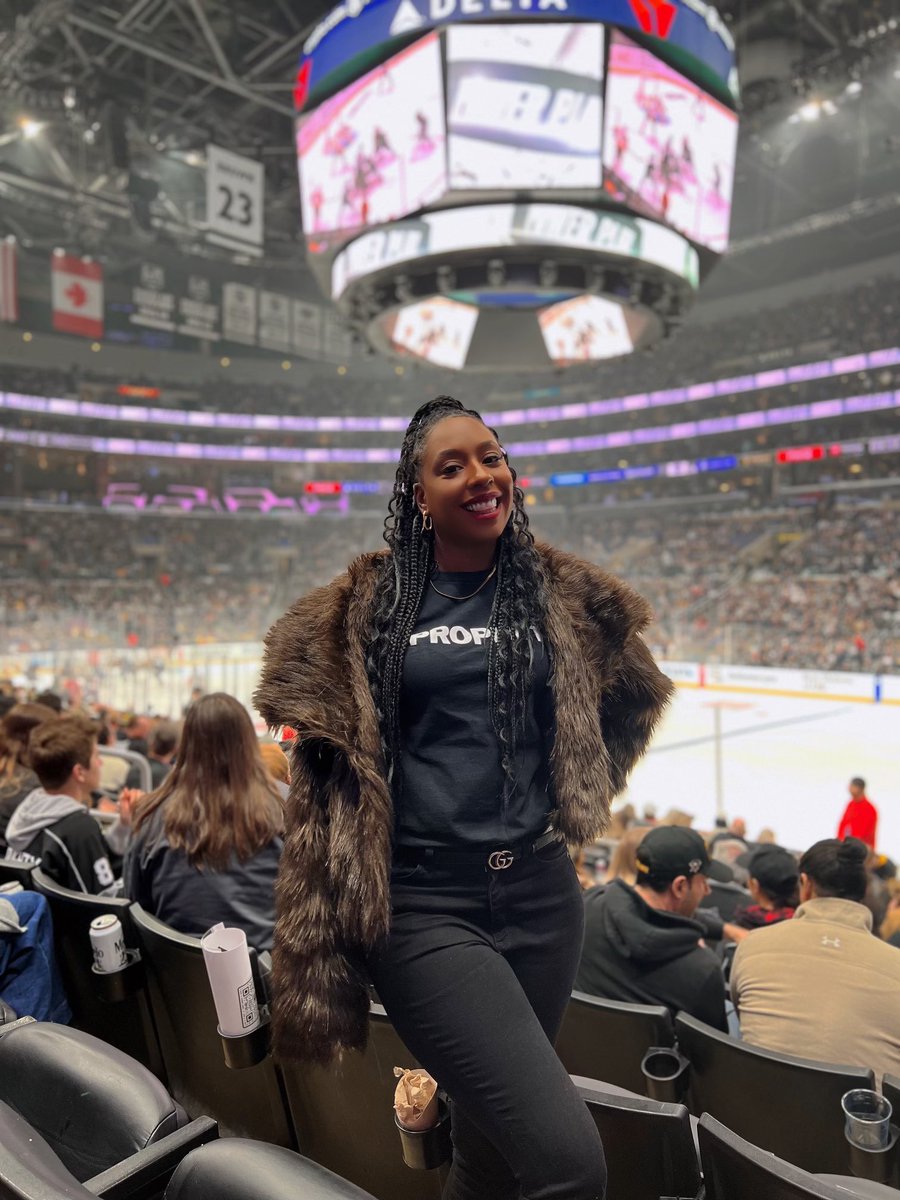 Love Me or Leave Me Be 💯 

#MayaWinston x #RonaldDraperArt 

I’ve become quite the @lakings fan thanks to @alaska 🏒 🆙

#GoGetter #FierceAndFocused #Journalist #Influencer #BlackGirlJoy #BlackGirlMagic #BeBold #StandOut #MakeAStatement #LA #LALifestyle