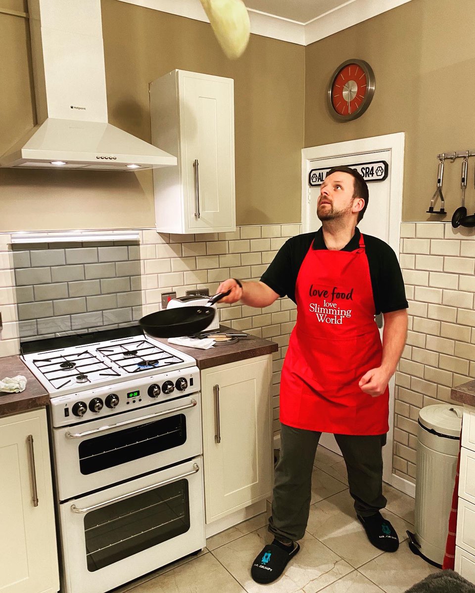 UoSCHedley's tweet photo. Flipping hell, wasn’t as easy as I imagined #pancakes 🥞 https://t.co/2ftPun8nlm