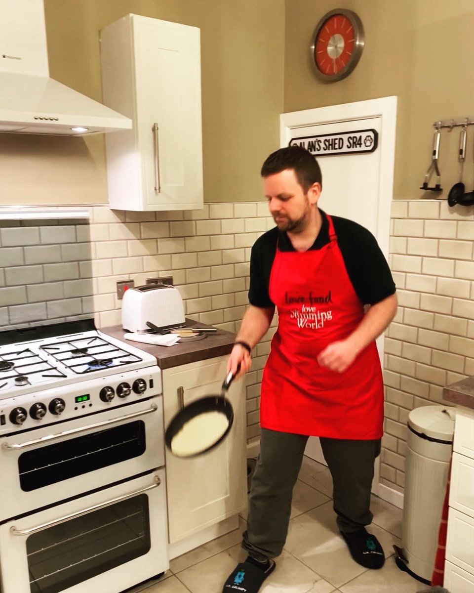 UoSCHedley's tweet photo. Flipping hell, wasn’t as easy as I imagined #pancakes 🥞 https://t.co/2ftPun8nlm