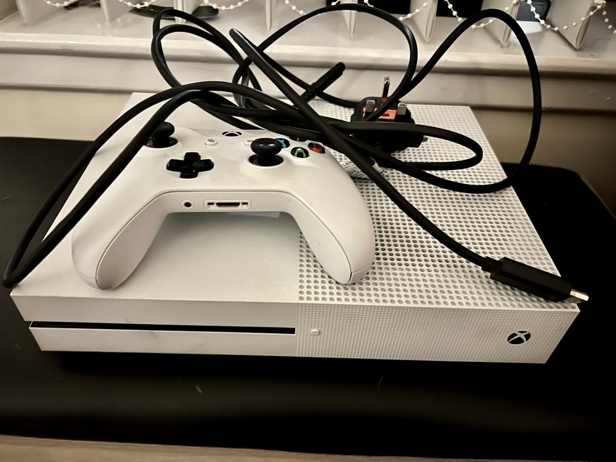 cubaly's tweet image. Selling my old ps4 slim and Xbox one s cause I’m upgrading to next gen.  My tech is always in good nick I look after it  #nextgenconsole #gaming #gamer #xbox #ps4