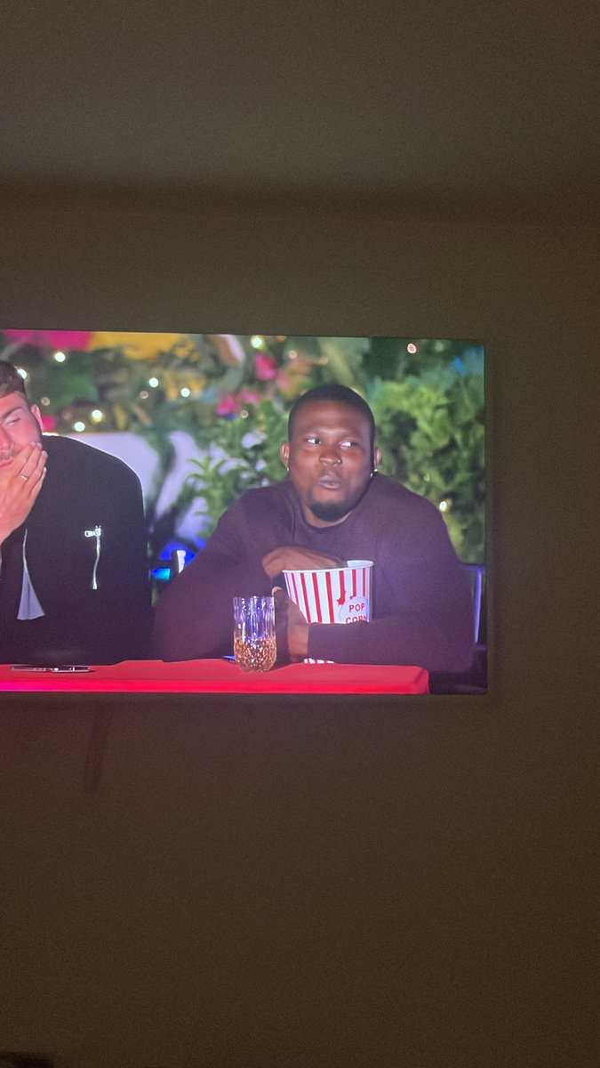 annie_molloyx's tweet photo. PISSIN AT HOW MARTINS EATING HIS POPCORN I LOVE IT #loveisland https://t.co/V13ZjzAsvu