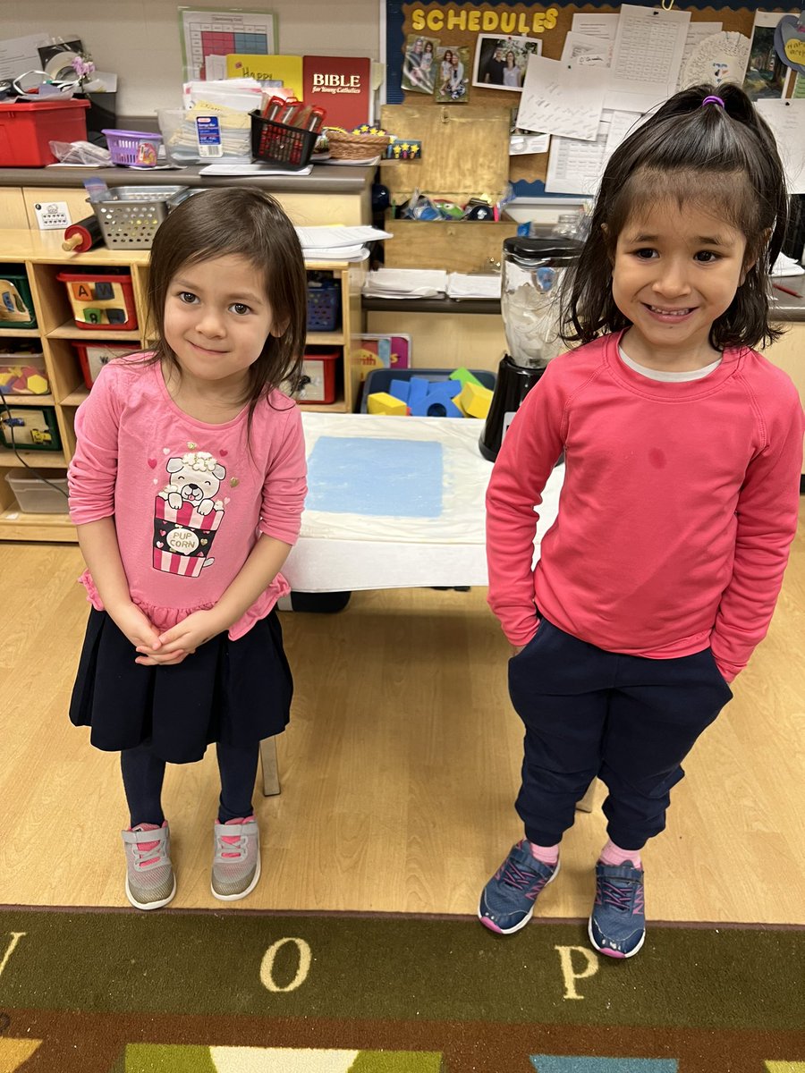 STCKinders's tweet photo. Making paper with Mrs. B for our Wacky Wednesday experiment! #reuse #savetheplanet #makingcoolstuff https://t.co/rCHOnc036B