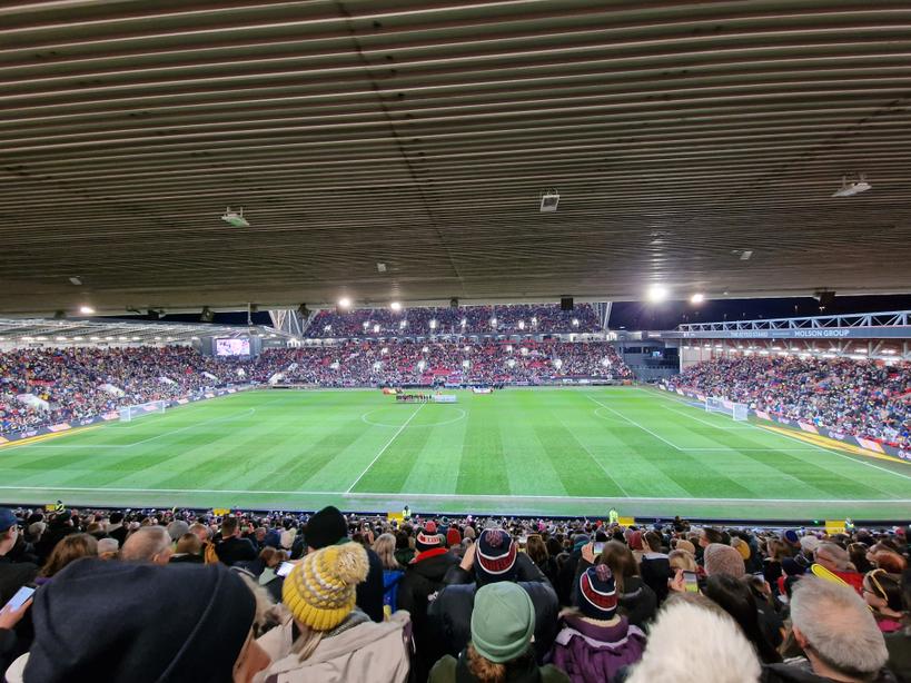 TonySmithChef's tweet photo. @Lionesses @ashtongatestad @ArnoldClarkCup come on you #england ladies! #BRISTOL welcomes you and let's get this game going! https://t.co/50eqV1VsqR