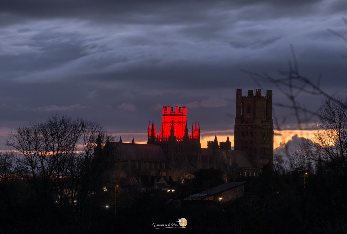 Sunset over @Ely_Cathedral this evening, the Octagon illuminated in red for #WorldEncephalitisDay 
Ely, Cambridgeshire @SpottedInEly @StormHour