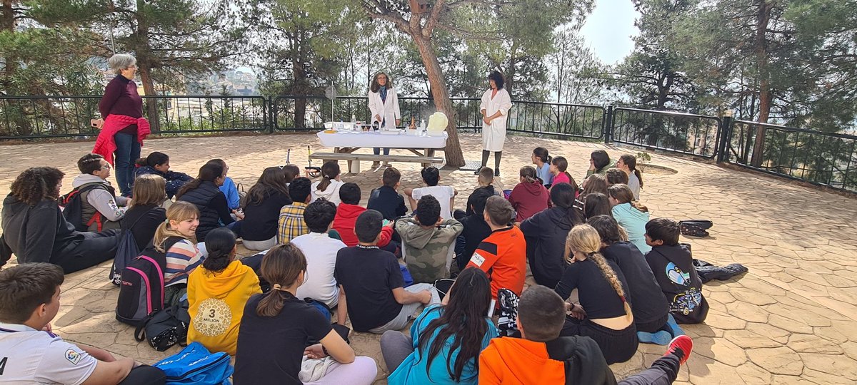 IESMeditMalaga's tweet photo. Jornada de acogida del alumnado de 6° de Primaria del @CeipRVInclan con taller de egiptología, kamisibai de @ComunicApro_ , concurso de pintura y experimentos de química 🧪 dentro del programa de #tránsito  @educacionenmlg @EducaAnd https://t.co/jjXLW2mYHM