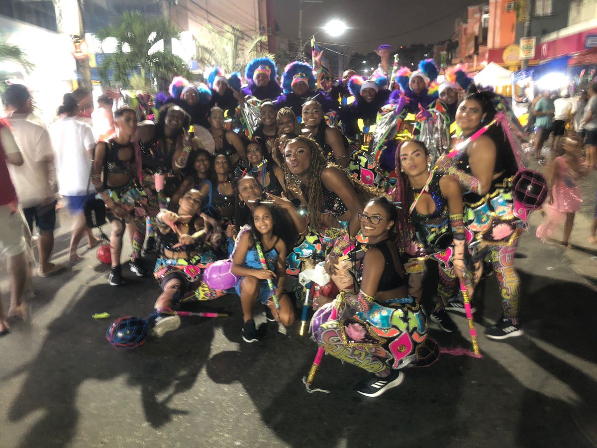 tropadaszuets's tweet photo. Obrigada a todas as meninas pela confiança!🫡Cada ano uma história diferente e quem faz elas somos nós ,as Zuet's são Zuet's graças a vocês que deram tudo de si para esse espetáculo!!👏👏
#batebola #Carnaval2023 #Zuet's 
#amelhor #batebolete #gueixas

Que venha 2024🏴‍☠️ https://t.co/bUNcavan3Q