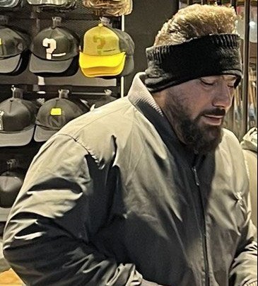 darushmemar's tweet image. این فرد امروز در بازار بزرگ تهران به تجمع کنندگان و مردمی که شعار می دادند حمله کرده و تعدادی(به خصوص زنان) را کتک زده.
تصویرش را #ريتوييت کنید تا هویتش مشخص شده و انقلابیون بتوانند در مورد این رفتار سرکوبگران با او صحبت جدی داشته باشند. 
دوران بزن در رو تمام شده.
#مهسا_امینی