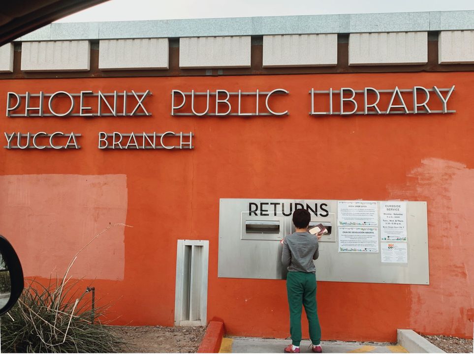 CiudadDePhoenix's tweet image. Dato curioso: Usted puede devolver los artículos de la @PhxLibrary a cualquier sucursal, ¡independientemente de dónde los haya sacado! Hay 17 sucursales para ser exactos.

PD - No más cobros por devoluciones atrasadas.

bit.ly/2TTbKtE #PhoenixPublicLibrary #Phoenix #PHX