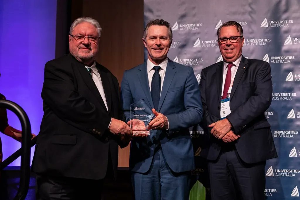 Congratulations to @Deakin's Professor David Boud for winning the @uniaus 2022 Career Achievement Award. Professor Boud was presented with the award by @JasonClareMP and UA Chair @johnnodvc #AAUT #UAconf2023 #Deakin