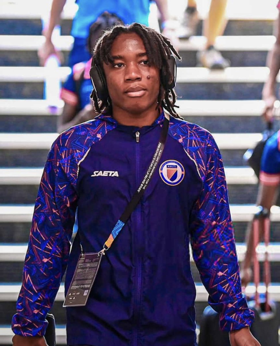 _cayostanley's tweet photo. Pi gro jwè football 🇭🇹 pa janm konnen!
Se premye fwa yon jwè ayisyen ap jwe nan nivo sa a.
Pi gro klèb.
Tout medya ap pale de li.
Li pami 3 pi gro jwè mond lan!
Mesye yo se sou chèlbè yo kanpe https://t.co/IGF2btVIMo