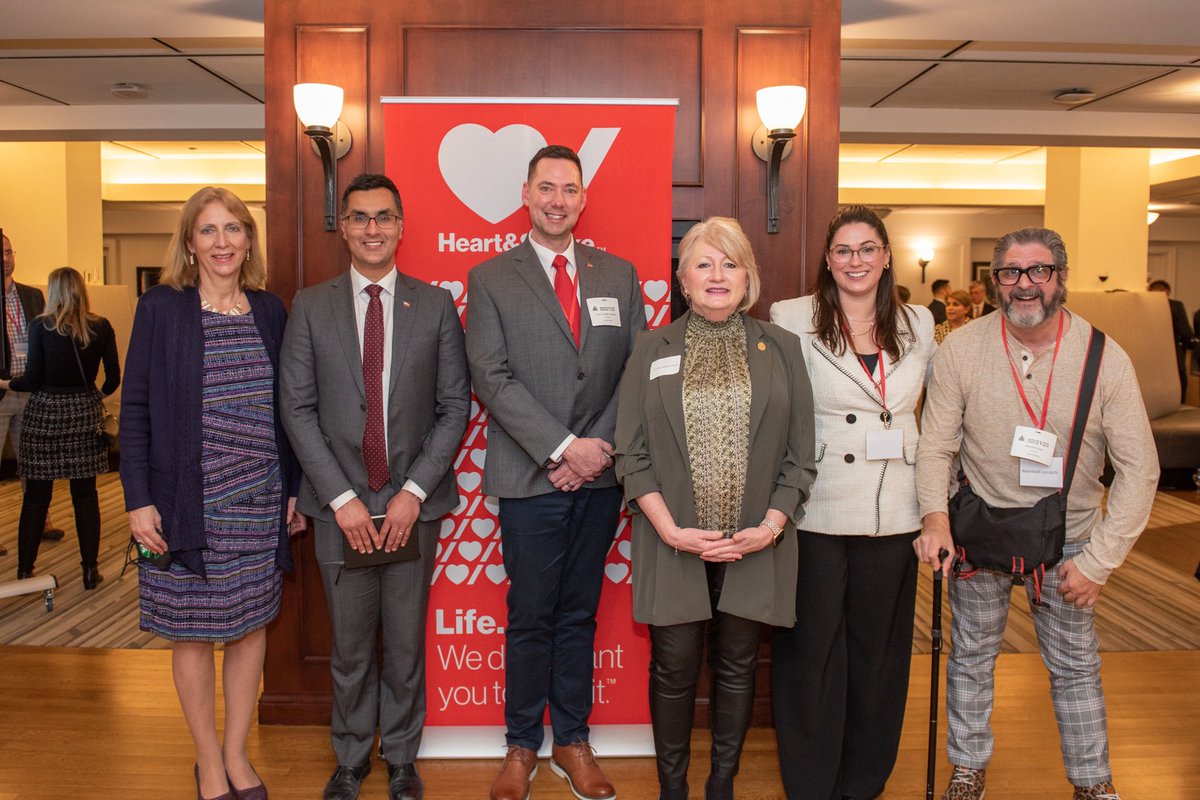 MurphyGallagher's tweet photo. I had the honour of speaking at @HeartandStroke's #HeartAtThePark event where we discussed the importance of their FAST campaign. Recognizing the signs of stroke and calling 911 for an ambulance are key to improving chances of survival and recovery. Act FAST. https://t.co/Bi9DmIqgEO