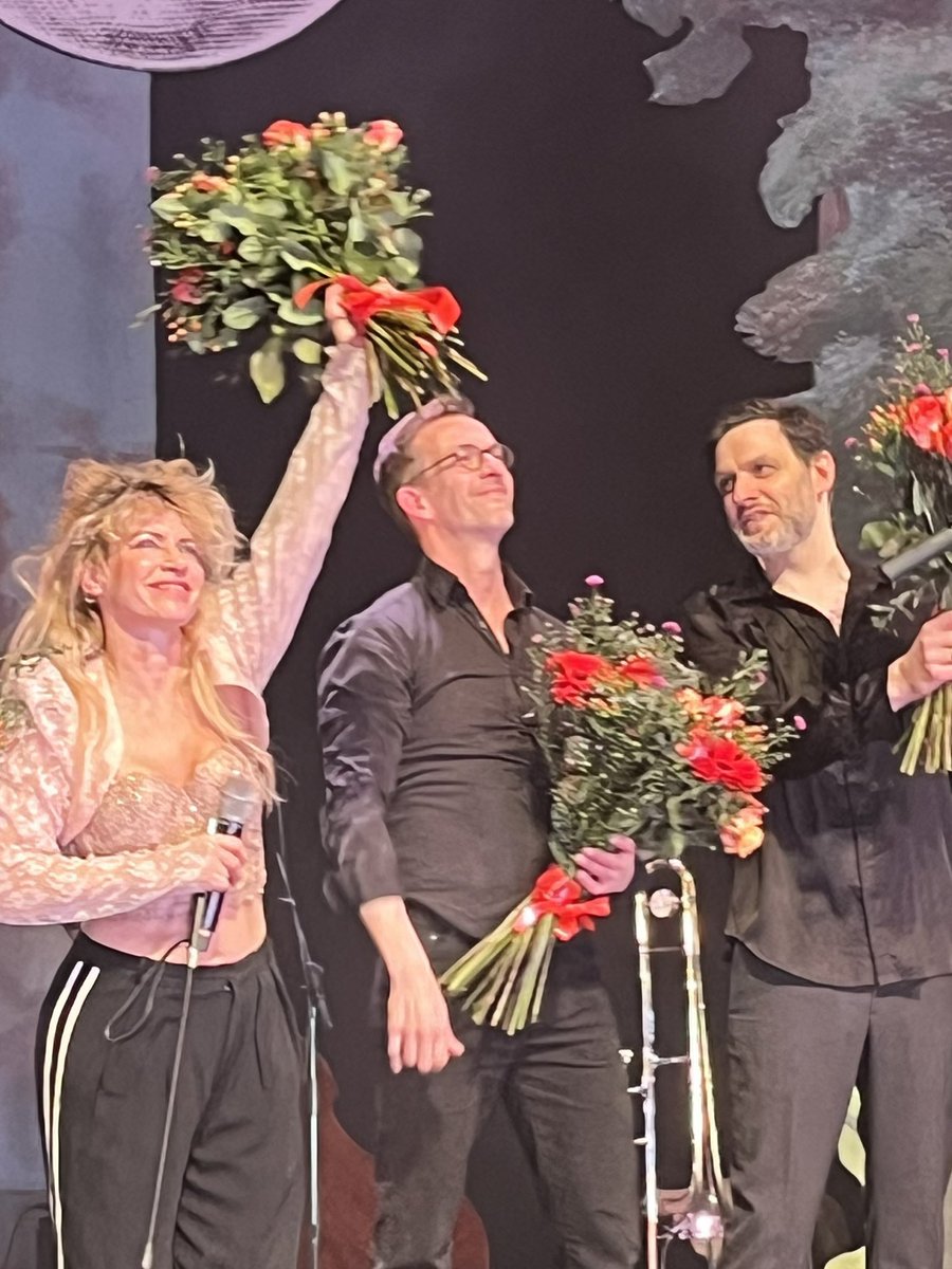 Bianc1972's tweet photo. Ook op de première van #barock genoten van die lieve , geweldige , veelzijdige @tendamme . Zelfs als ze een beetje zenuwachtig is …#barock @theatercarre #ellentendamme https://t.co/i6MgcYuGOM