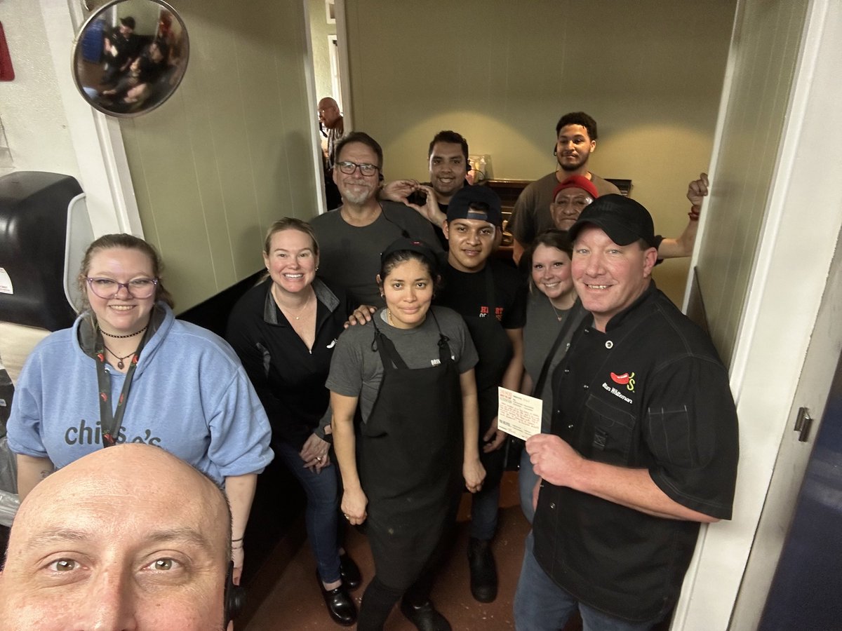 TerryDmuir's tweet photo. When you have the awesome @StanWhiteman2 in da house to train us @Chilis LC on KOF 3!! Excited to crush it!! 🌶️❤️ Time to deliver our awesome guest their chilis favs super hot n fast &amp; consistently awesome 😎 90% FG anyone…😉#KOF3 #HotNfast #BuildingSales https://t.co/pgKi7OVWev