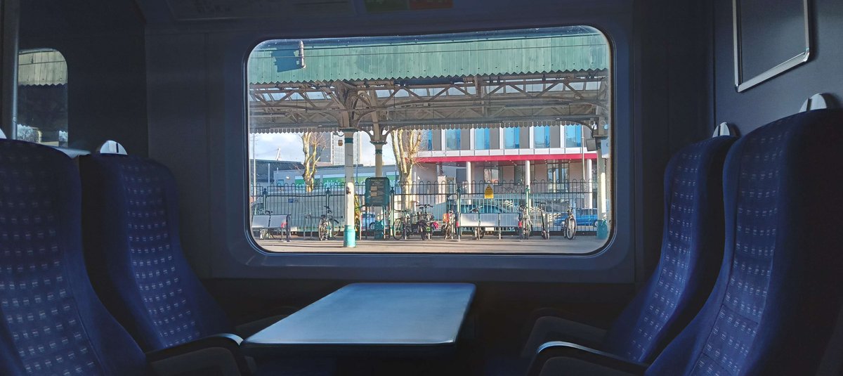 NotYOLOSmh's tweet image. I know I'm a tad late 

My first #WindowWednesday comes from @GWRHelp  #Class166 166220 in the declassified first class 

Funny how the GWR liveried 166s still have FGW seats and everything (apart from 205)